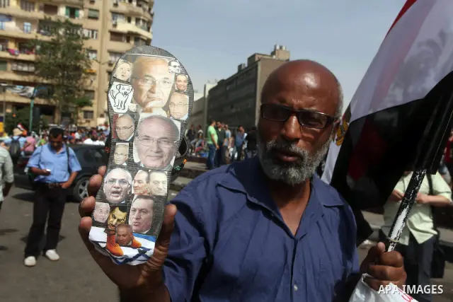 Egyptian protesters attend a demonstration, against presidential candidate Ahmed Shafiq at Tahrir Square in Cairo May 29, 2012. According to full official results released Monday by the election commission. Commission ch...