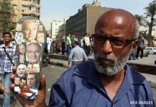 Egyptian protesters attend a demonstration, against presidential candidate Ahmed Shafiq at Tahrir Square in Cairo May 29, 2012. According to full official results released Monday by the election commission. Commission ch...