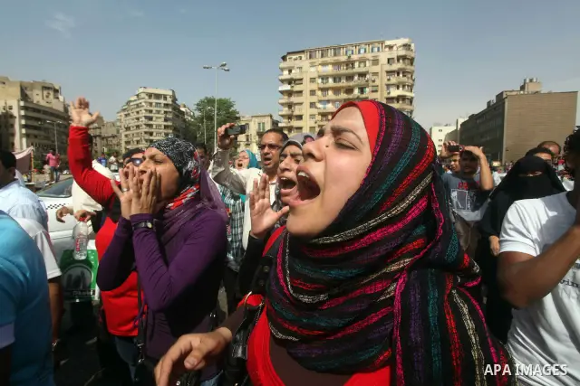 Egyptian protesters attend a demonstration, against presidential candidate Ahmed Shafiq at Tahrir Square in Cairo May 29, 2012. According to full official results released Monday by the election commission. Commission ch...