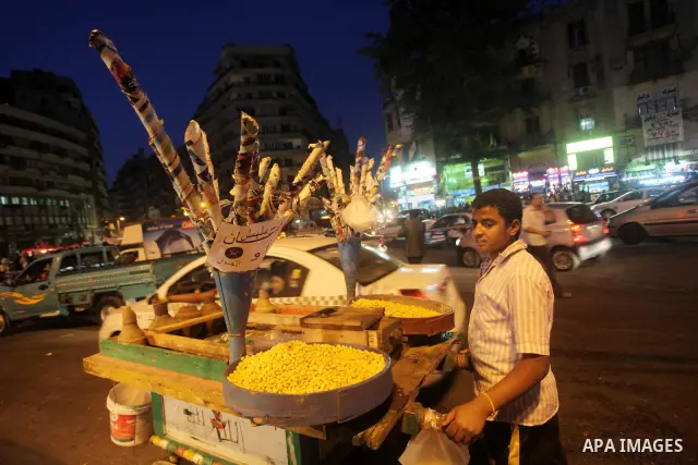 An Egyptian man sells nuts during a demonstration against presidential candidates Mohammed Morsi and Ahmed Shafiq at Tahrir Square in Cairo May 29, 2012. According to full official results released Monday by the election...