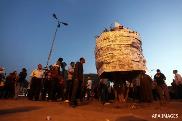 Egyptian protesters read slogans against presidential candidates Mohammed Morsi and Ahmed Shafiq at Tahrir Square in Cairo May 29, 2012. According to full official results released Monday by the election commission. Comm...