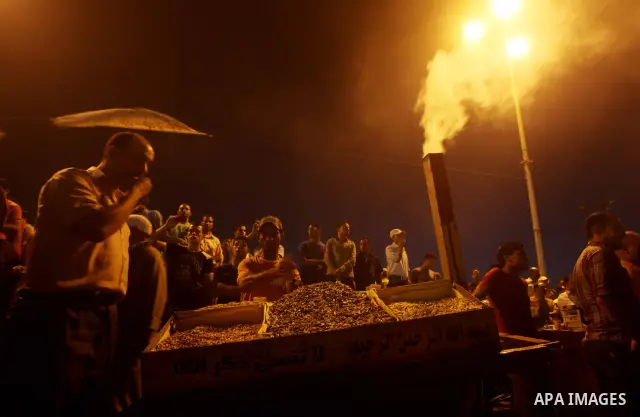 An Egyptian man sells nuts during a demonstration against presidential candidates Mohammed Morsi and Ahmed Shafiq at Tahrir Square in Cairo May 29, 2012. According to full official results released Monday by the election...