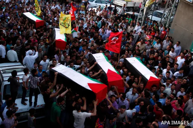 Palestinians carry a flag-drapped coffin in the West Bank town of Nablus, 31 May 2012, with the remains of some of the 90 Palestinian militants Israel handed over to the Palestinian Authority, stating it hoped the 'goodw...
