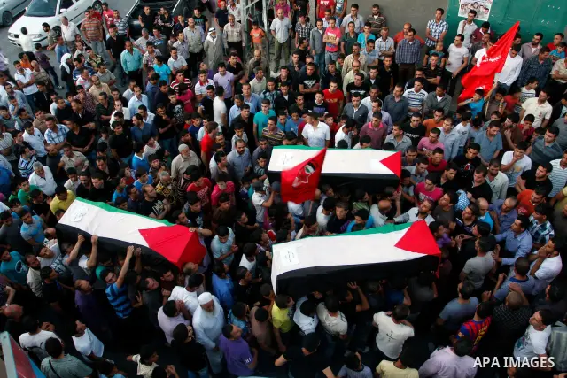Palestinians carry a flag-drapped coffin in the West Bank town of Nablus, 31 May 2012, with the remains of some of the 90 Palestinian militants Israel handed over to the Palestinian Authority, stating it hoped the 'goodw...