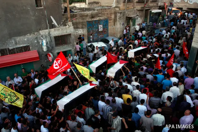 Palestinians carry a flag-drapped coffin in the West Bank town of Nablus, 31 May 2012, with the remains of some of the 90 Palestinian militants Israel handed over to the Palestinian Authority, stating it hoped the 'goodw...