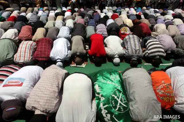 Egyptian protesters perform the weekly Friday noon prayer in Cairo's landmark Tahrir square during a demonstration against Egyptian presidential runoff candidate Ahmed Shafiq, an ex-prime minister under the ousted regime...