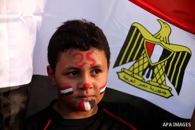 An Egyptian child draws national flag on face during a demonstration against Egyptian presidential candidate Ahmed Shafiq in Tahrir Square decrying the result of the first round of voting in the Egyptian presidential ele...
