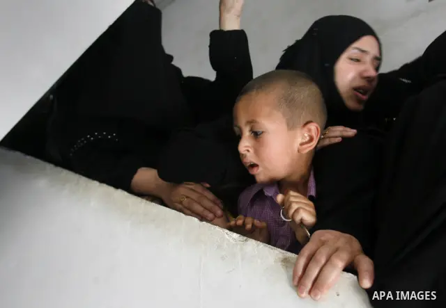 Relatives of Palestinian gunman Ahmed Nassir mourn during his funeral in Khan Younis in the southern Gaza Strip June 2, 2012. A Palestinian gunman, Ahmed Nassir, broke into Israel on Friday and killed a soldier before be...