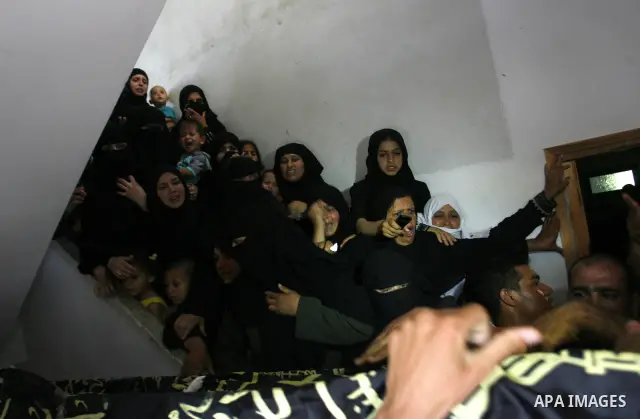 Relatives of Palestinian gunman Ahmed Nassir mourn during his funeral in Khan Younis in the southern Gaza Strip June 2, 2012. A Palestinian gunman, Ahmed Nassir, broke into Israel on Friday and killed a soldier before be...