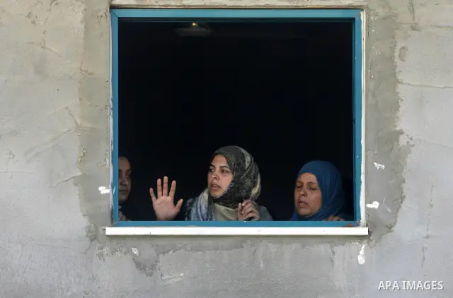 Relatives of Palestinian gunman Ahmed Nassir mourn during his funeral in Khan Younis in the southern Gaza Strip June 2, 2012. A Palestinian gunman, Ahmed Nassir, broke into Israel on Friday and killed a soldier before be...