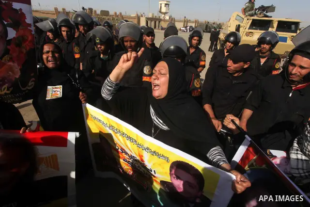 Egyptians Anti-Mubarak protester holding poster depicting youth killed during the uprising, reacts after a court sentenced deposed president Hosni Mubarak to life in prison, outside the police academy in Cairo, Egypt, 02...