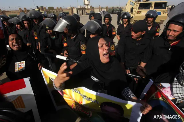 Egyptians Anti-Mubarak protester holding poster depicting youth killed during the uprising, reacts after a court sentenced deposed president Hosni Mubarak to life in prison, outside the police academy in Cairo, Egypt, 02...