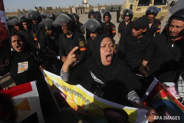 Egyptians Anti-Mubarak protester holding poster depicting youth killed during the uprising, reacts after a court sentenced deposed president Hosni Mubarak to life in prison, outside the police academy in Cairo, Egypt, 02...