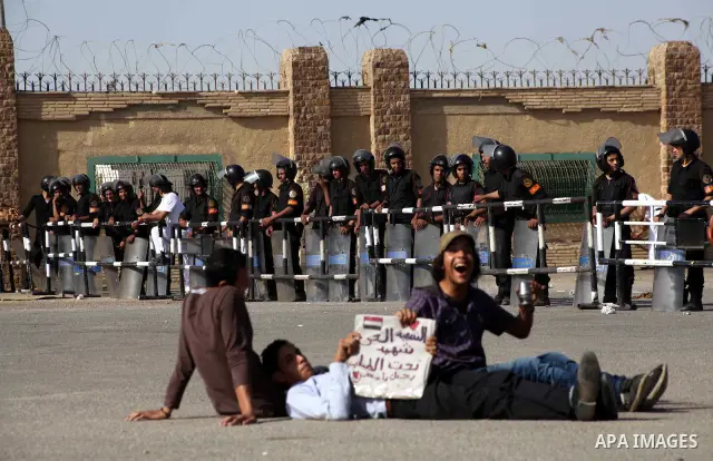 Egyptians Anti-Mubarak protester holding poster depicting youth killed during the uprising, reacts after a court sentenced deposed president Hosni Mubarak to life in prison, outside the police academy in Cairo, Egypt, 02...