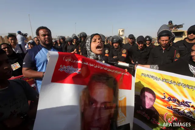 Egyptians Anti-Mubarak protester holding poster depicting youth killed during the uprising, reacts after a court sentenced deposed president Hosni Mubarak to life in prison, outside the police academy in Cairo, Egypt, 02...