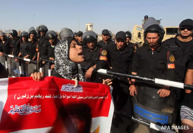 Egyptians Anti-Mubarak protester holding poster depicting youth killed during the uprising, reacts after a court sentenced deposed president Hosni Mubarak to life in prison, outside the police academy in Cairo, Egypt, 02...