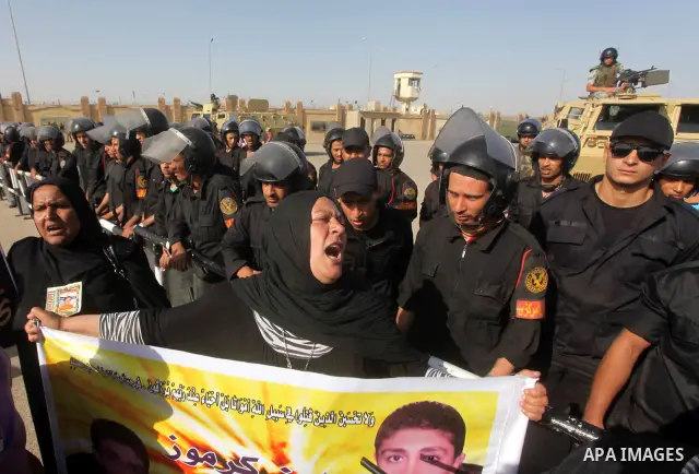 Egyptians Anti-Mubarak protester holding poster depicting youth killed during the uprising, reacts after a court sentenced deposed president Hosni Mubarak to life in prison, outside the police academy in Cairo, Egypt, 02...