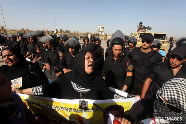 Egyptians Anti-Mubarak protester holding poster depicting youth killed during the uprising, reacts after a court sentenced deposed president Hosni Mubarak to life in prison, outside the police academy in Cairo, Egypt, 02...