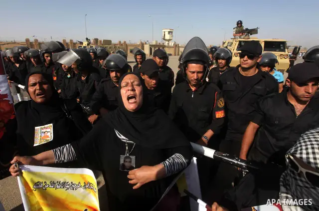 Egyptians Anti-Mubarak protester holding poster depicting youth killed during the uprising, reacts after a court sentenced deposed president Hosni Mubarak to life in prison, outside the police academy in Cairo, Egypt, 02...
