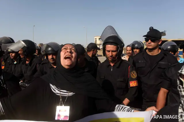 Egyptians Anti-Mubarak protester holding poster depicting youth killed during the uprising, reacts after a court sentenced deposed president Hosni Mubarak to life in prison, outside the police academy in Cairo, Egypt, 02...