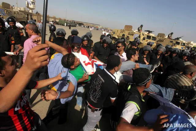 Egyptians Anti-Mubarak protester holding poster depicting youth killed during the uprising, reacts after a court sentenced deposed president Hosni Mubarak to life in prison, outside the police academy in Cairo, Egypt, 02...