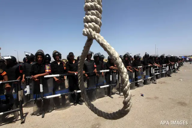 A noose is seen near police standing guard outside the police academy where former Egyptian President Hosni Mubarak is on trial in Cairo June 2, 2012. Mubarak was sentenced to life in prison on Saturday for ordering the...
