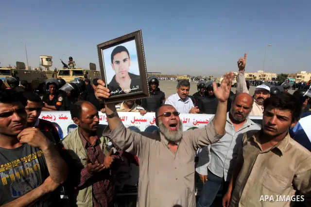 Egyptians Anti-Mubarak protester holding poster depicting youth killed during the uprising, reacts after a court sentenced deposed president Hosni Mubarak to life in prison, outside the police academy in Cairo, Egypt, 02...