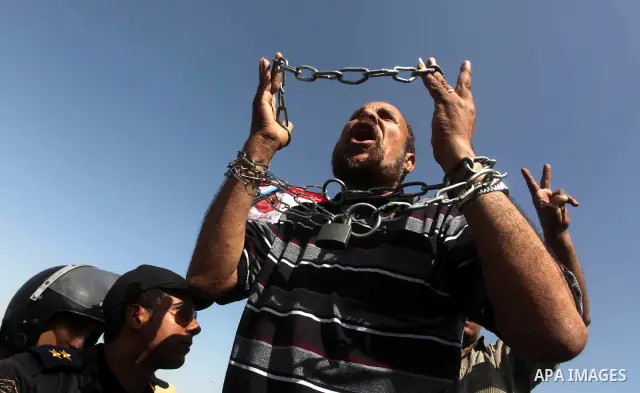 Egyptians Anti-Mubarak protester holding poster depicting youth killed during the uprising, reacts after a court sentenced deposed president Hosni Mubarak to life in prison, outside the police academy in Cairo, Egypt, 02...