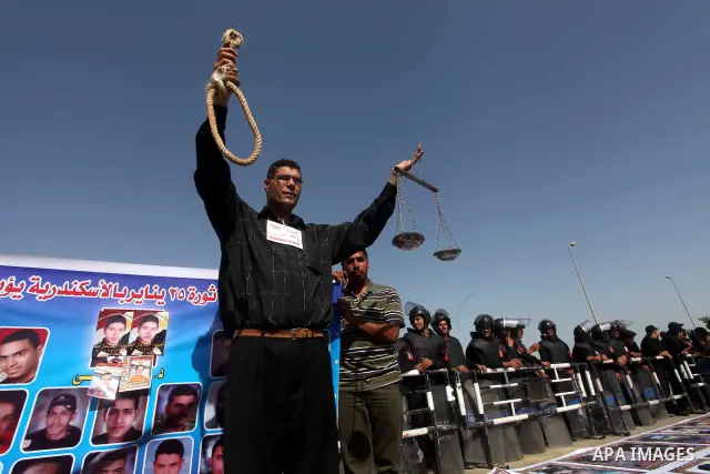 A noose is seen near police standing guard outside the police academy where former Egyptian President Hosni Mubarak is on trial in Cairo June 2, 2012. Mubarak was sentenced to life in prison on Saturday for ordering the...