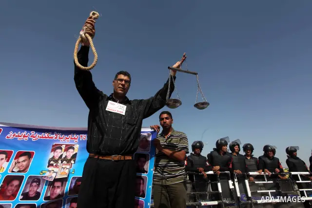 A noose is seen near police standing guard outside the police academy where former Egyptian President Hosni Mubarak is on trial in Cairo June 2, 2012. Mubarak was sentenced to life in prison on Saturday for ordering the...