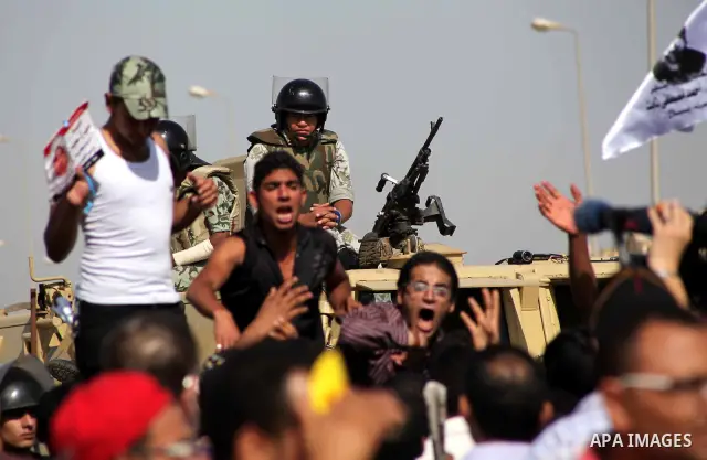 Egyptians Anti-Mubarak protester holding poster depicting youth killed during the uprising, reacts after a court sentenced deposed president Hosni Mubarak to life in prison, outside the police academy in Cairo, Egypt, 02...