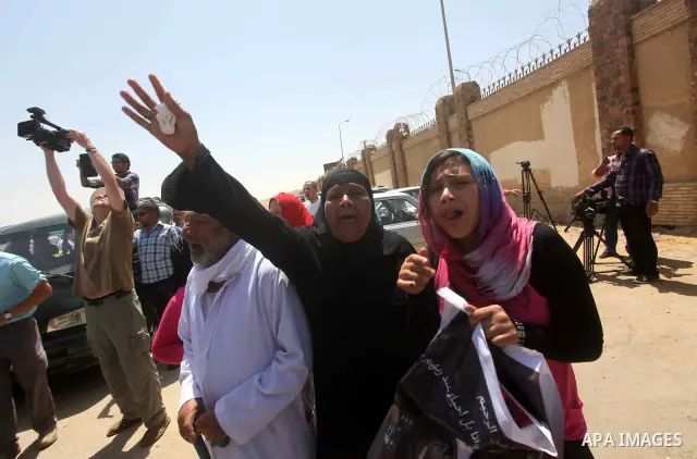 Egyptians Anti-Mubarak protester holding poster depicting youth killed during the uprising, reacts after a court sentenced deposed president Hosni Mubarak to life in prison, outside the police academy in Cairo, Egypt, 02...