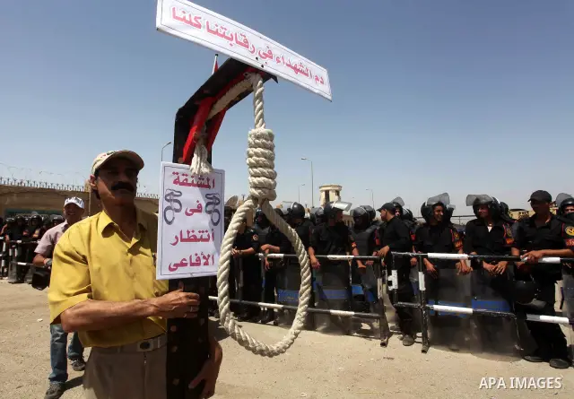 A noose is seen near police standing guard outside the police academy where former Egyptian President Hosni Mubarak is on trial in Cairo June 2, 2012. Mubarak was sentenced to life in prison on Saturday for ordering the...