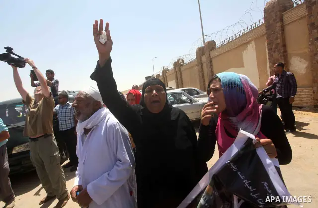 Egyptians Anti-Mubarak protester holding poster depicting youth killed during the uprising, reacts after a court sentenced deposed president Hosni Mubarak to life in prison, outside the police academy in Cairo, Egypt, 02...
