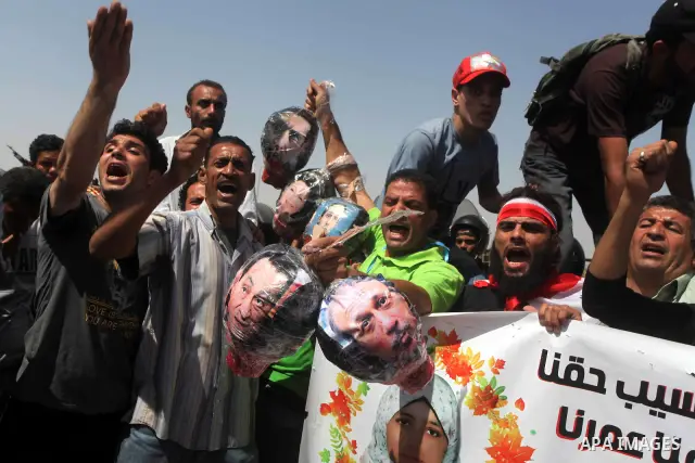 Egyptians Anti-Mubarak protester holding poster depicting youth killed during the uprising, reacts after a court sentenced deposed president Hosni Mubarak to life in prison, outside the police academy in Cairo, Egypt, 02...