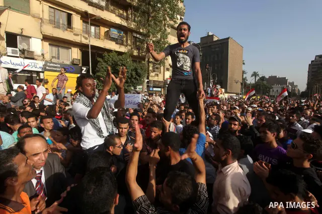 Egyptian anti-Mubarak protesters gather in Cairo's Tahrir square on June 02, 2012. Egypt's Muslim Brotherhood called for mass protests after a court sentenced ousted President Hosni Mubarak and his interior minister to l...