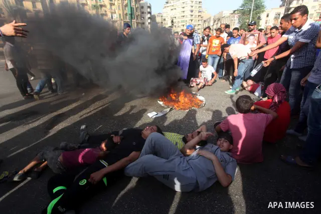 Egyptian anti-Mubarak protesters gather in Cairo's Tahrir square on June 02, 2012. Egypt's Muslim Brotherhood called for mass protests after a court sentenced ousted President Hosni Mubarak and his interior minister to l...