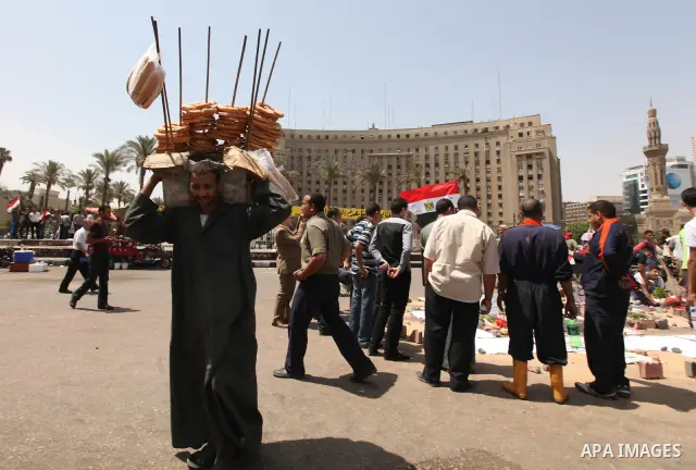 Egyptian protesters gather in Cairo's landmark Tahrir Square on June 3, 2012. Hundreds of demonstrators are occupying Tahrir Square after a court sentenced ousted president Hosni Mubarak and his interior minister Habib a...