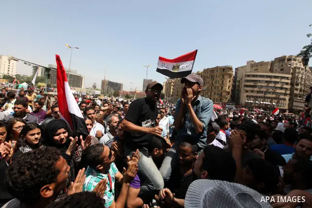 Egyptian protesters gather in Cairo's landmark Tahrir Square on June 3, 2012. Hundreds of demonstrators are occupying Tahrir Square after a court sentenced ousted president Hosni Mubarak and his interior minister Habib a...