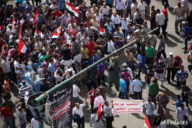 Egyptian protesters demonstrate a day after a court sentenced deposed president Hosni Mubarak to life in prison, at Tahrir Square in Cairo June 3, 2012. Egyptian pro-democracy campaigners called for a new uprising on Sun...