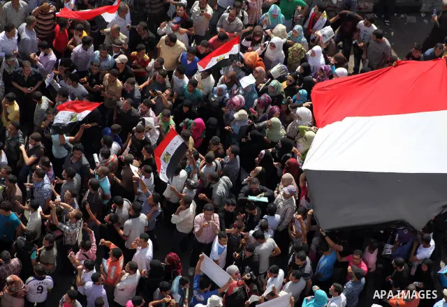 Egyptian protesters demonstrate a day after a court sentenced deposed president Hosni Mubarak to life in prison, at Tahrir Square in Cairo June 3, 2012. Egyptian pro-democracy campaigners called for a new uprising on Sun...