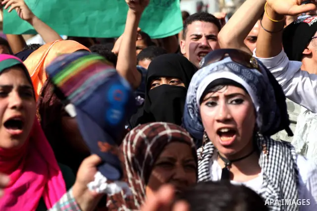 Egyptian protesters demonstrate a day after a court sentenced deposed president Hosni Mubarak to life in prison, at Tahrir Square in Cairo June 3, 2012. Egyptian pro-democracy campaigners called for a new uprising on Sun...