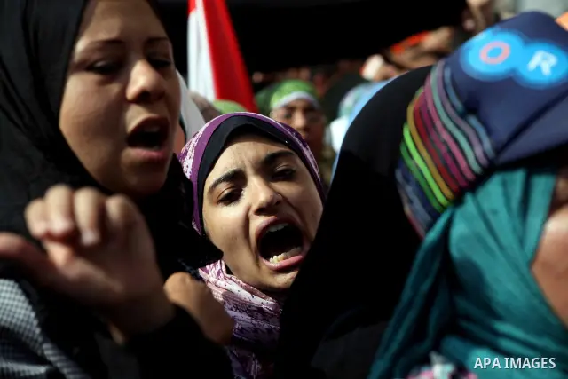 Egyptian protesters demonstrate a day after a court sentenced deposed president Hosni Mubarak to life in prison, at Tahrir Square in Cairo June 3, 2012. Egyptian pro-democracy campaigners called for a new uprising on Sun...