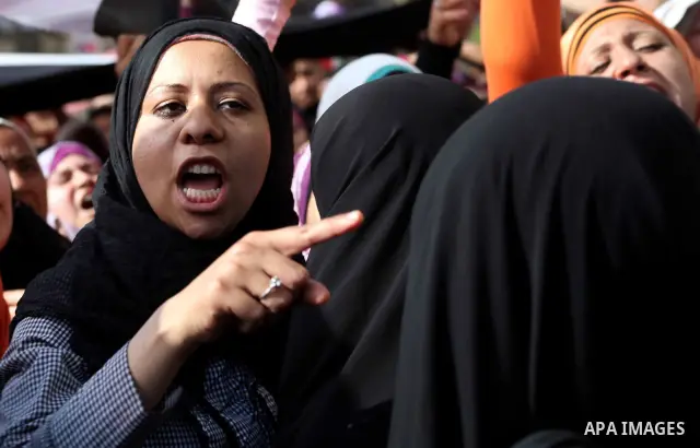 Egyptian protesters demonstrate a day after a court sentenced deposed president Hosni Mubarak to life in prison, at Tahrir Square in Cairo June 3, 2012. Egyptian pro-democracy campaigners called for a new uprising on Sun...