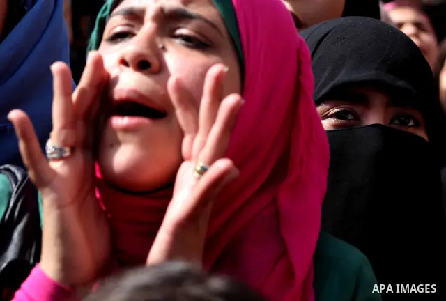 Egyptian protesters demonstrate a day after a court sentenced deposed president Hosni Mubarak to life in prison, at Tahrir Square in Cairo June 3, 2012. Egyptian pro-democracy campaigners called for a new uprising on Sun...