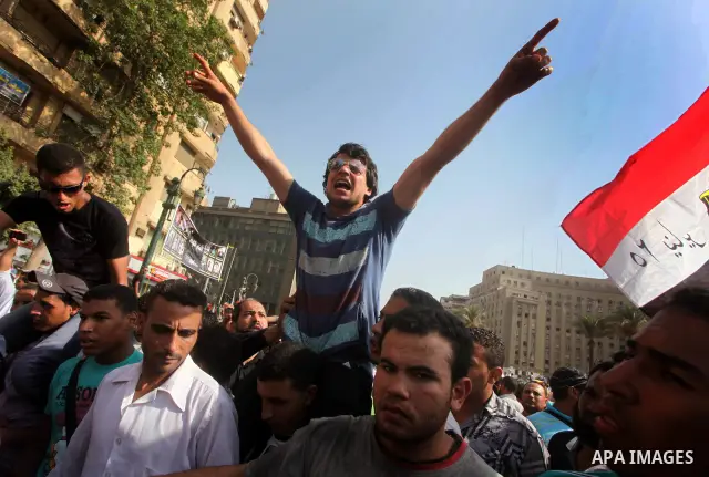 Egyptian protesters demonstrate a day after a court sentenced deposed president Hosni Mubarak to life in prison, at Tahrir Square in Cairo June 3, 2012. Egyptian pro-democracy campaigners called for a new uprising on Sun...