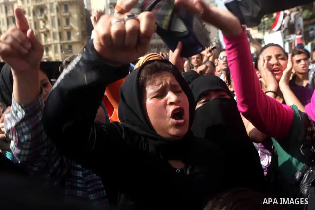 Egyptian protesters demonstrate a day after a court sentenced deposed president Hosni Mubarak to life in prison, at Tahrir Square in Cairo June 3, 2012. Egyptian pro-democracy campaigners called for a new uprising on Sun...