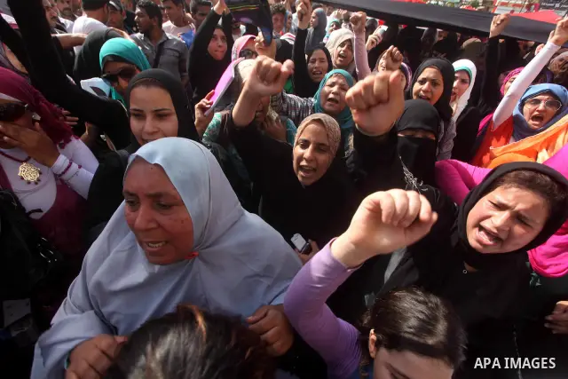 Egyptian protesters demonstrate a day after a court sentenced deposed president Hosni Mubarak to life in prison, at Tahrir Square in Cairo June 3, 2012. Egyptian pro-democracy campaigners called for a new uprising on Sun...