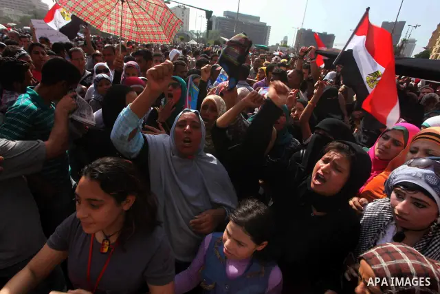Egyptian protesters demonstrate a day after a court sentenced deposed president Hosni Mubarak to life in prison, at Tahrir Square in Cairo June 3, 2012. Egyptian pro-democracy campaigners called for a new uprising on Sun...