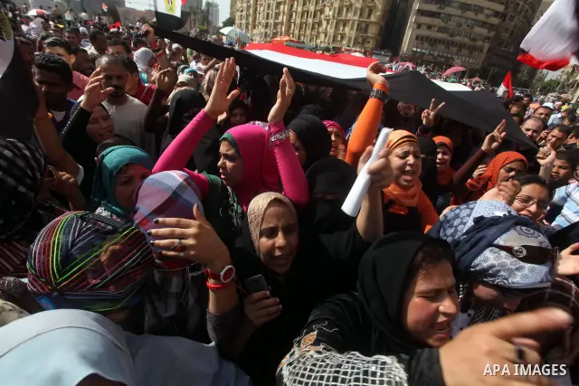 Egyptian protesters demonstrate a day after a court sentenced deposed president Hosni Mubarak to life in prison, at Tahrir Square in Cairo June 3, 2012. Egyptian pro-democracy campaigners called for a new uprising on Sun...